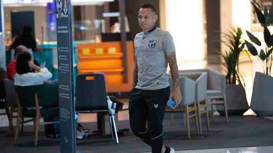 Janderson no embarque da delegação do Ceará para jogo contra o Juventude, neste domingo