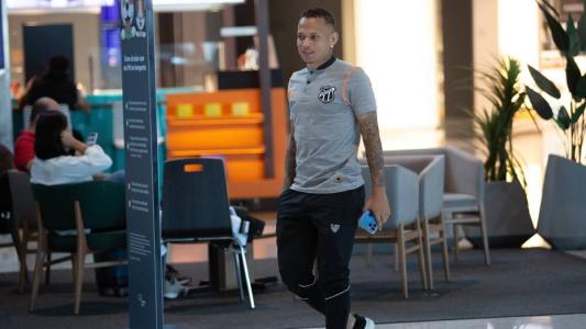 Janderson no embarque da delegação do Ceará para jogo contra o Juventude, neste domingo
