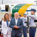 Janja diz ter comprado gravata para Lula com dinheiro em espécie e mostra marido com o acessório