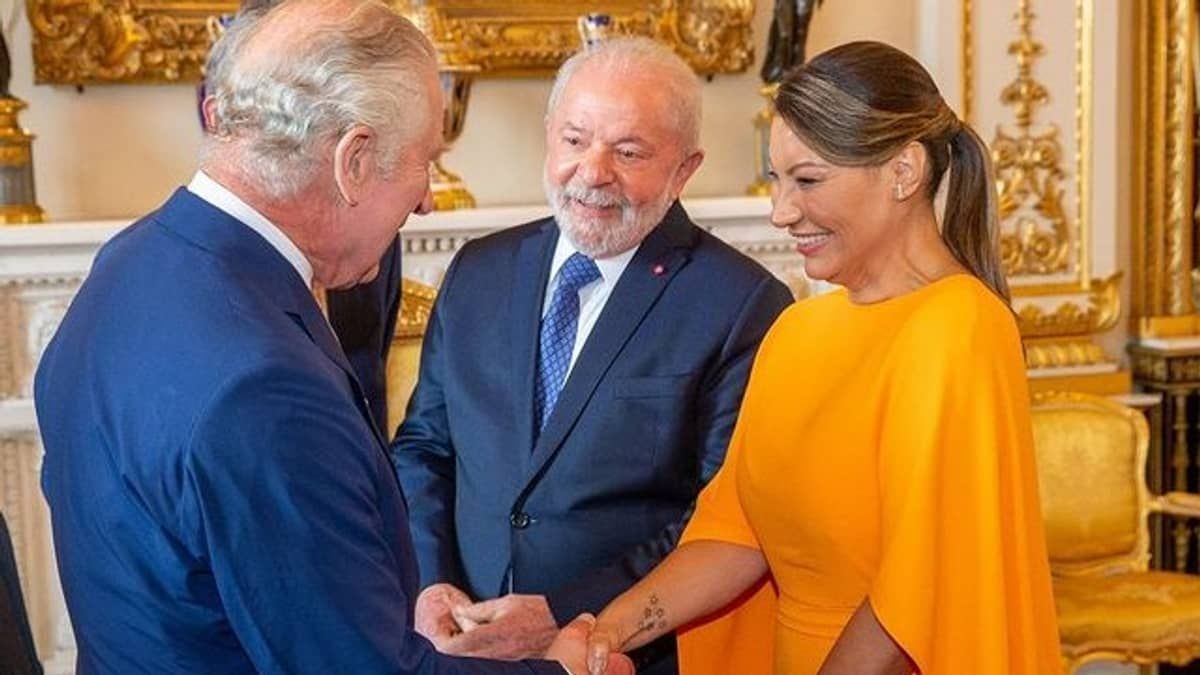 Janja explica significado de roupa usada na recepção da coroação de Rei Charles III