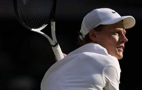 Jannik Sinner em ação durante disputa de Wimbledon 2025