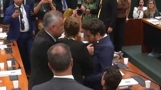 Janones bate-boca com deputados bolsonaristas e é empurrado por Evair de Melo.