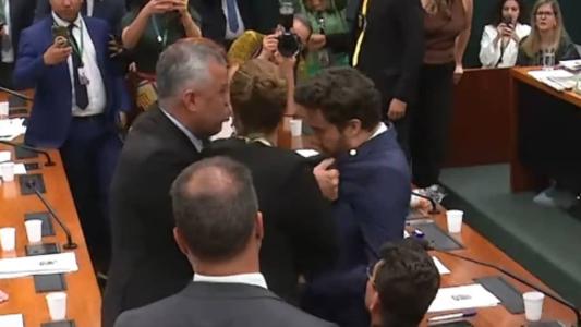 Janones bate-boca com deputados bolsonaristas e é empurrado por Evair de Melo.