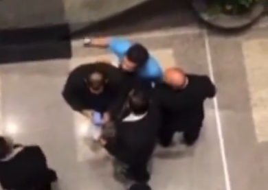 Em Brasília, Janones se envolve em confusão dentro de shopping e cospe em homem; assista
