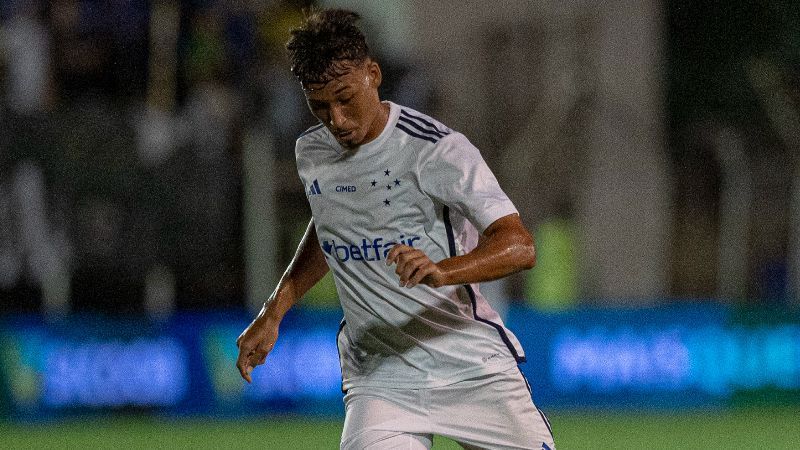 Japa, do Cruzeiro, pede passagem entre titulares e vira 'problema' para Larcamón