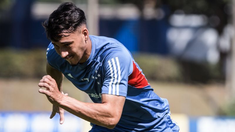Volante se recupera de lesão e volta a treinar no Cruzeiro