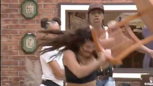 Jaquelline arremessou cadeira e deu socos na mesa após confusão