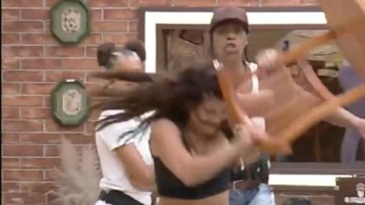 Jaquelline arremessou cadeira e deu socos na mesa após confusão