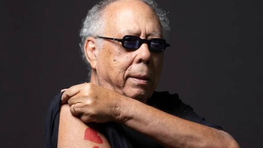 Jards Macalé apresenta coleção de inéditas em mais um disco da carreira que mistura rock, choro, samba e etc.