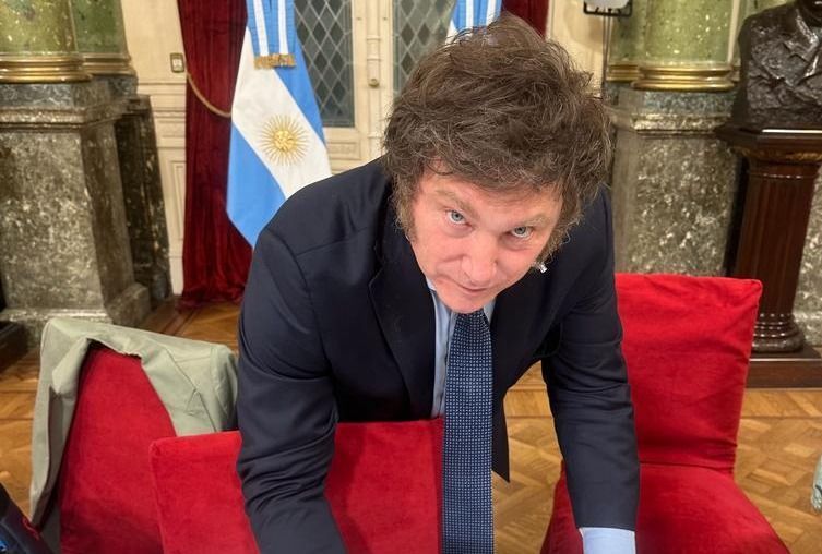 Milei cancela benefícios sociais de mais de 27 mil pessoas na Argentina