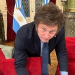 Milei cancela benefícios sociais de mais de 27 mil pessoas na Argentina