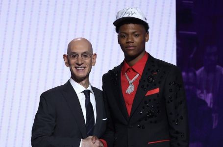 Adam Silver com Ace Bailey no Draft da NBA após jogador ser escolhido pelo Utah Jazz