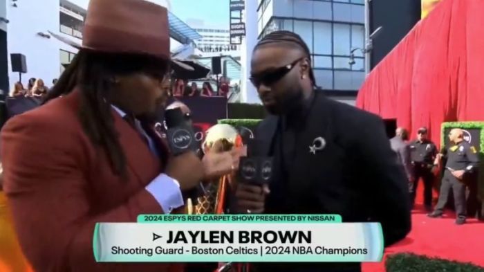 Jaylen Brown durante entrevista no tapete vermelho no tapete vermelho do ESPYS