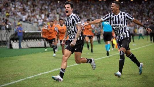 Jean Carlos comemora gol contra a Chapecoense, nesta sexta-feira, na Arena Castelão