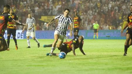 Jean Carlos, do Ceará, avança com a bola durante o jogo contra o Sport, na Ilha do Retiro
