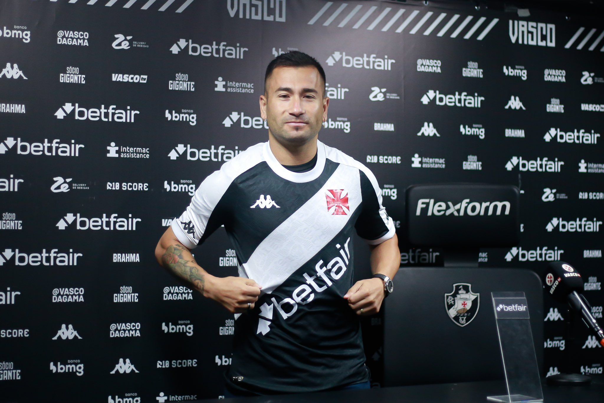 Atacante faz acusação, diz ter sido vítima de suborno no Vasco, e clube se pronuncia