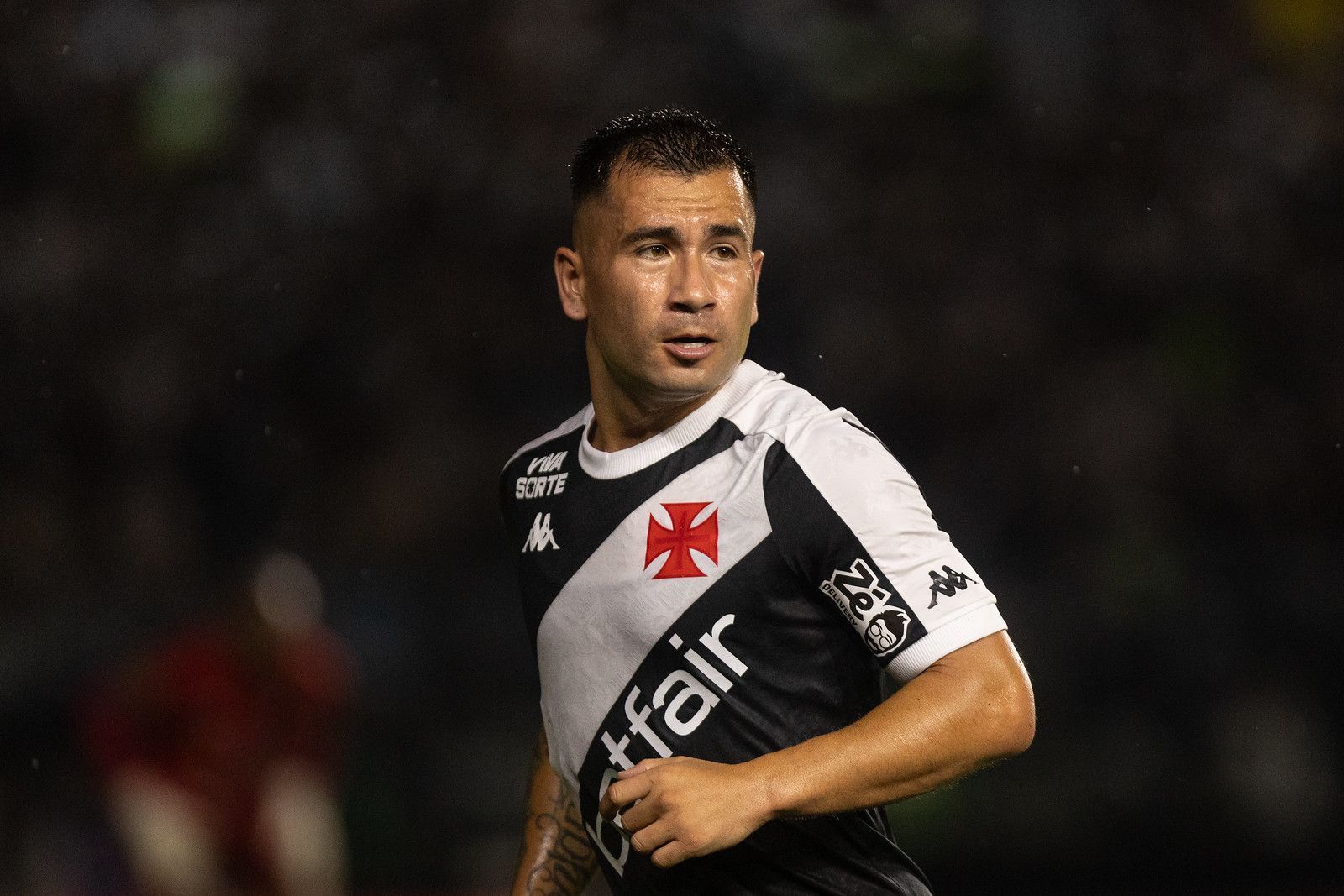 Vasco tenta enxugar folha salarial e aguarda propostas por atacante chileno
