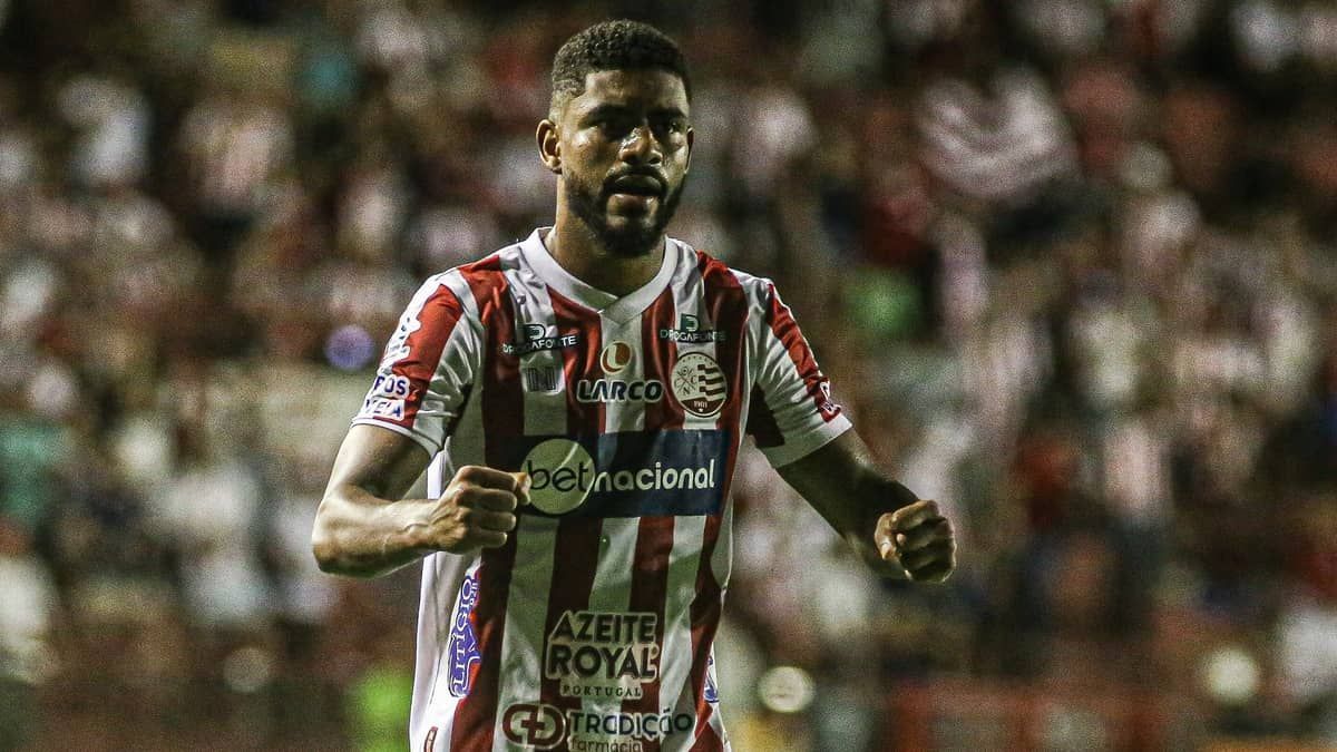 Um mês após lesão, Mangabeira ainda aguarda cirurgia; Náutico explica atraso