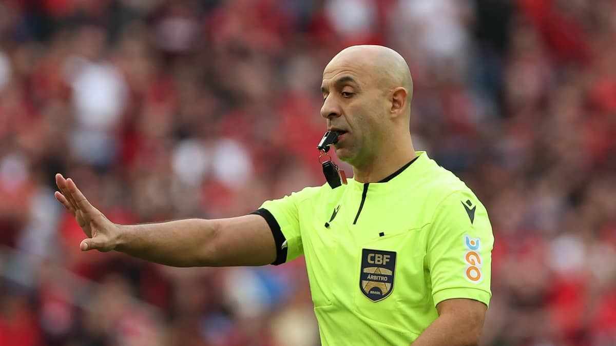 Chefe de arbitragem da CBF vê erro por não expulsão e afasta juiz de Athletico x Palmeiras