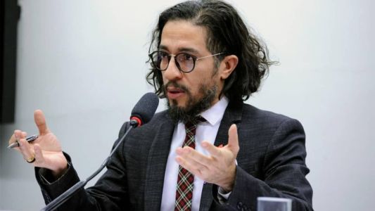 Jean Wyllys foi associado por Carlos Bolsonaro a atentado a faca contra o pai, em 2018