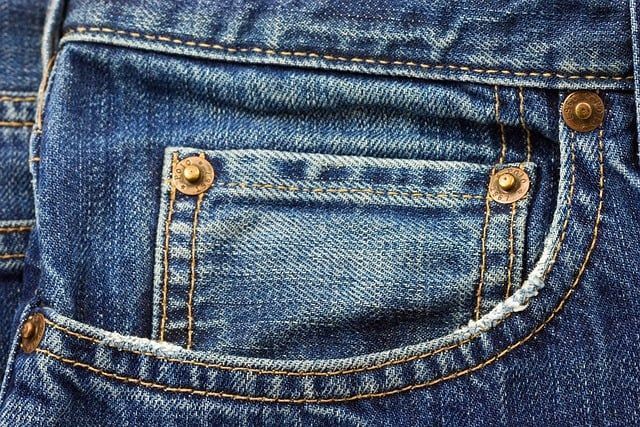 Poucos sabem: para que servem os botões metálicos nos jeans