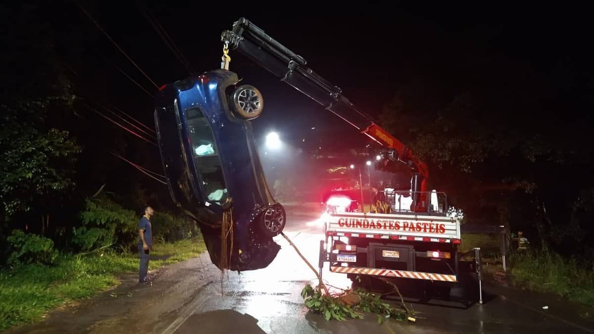 Jeep Renegade cai em córrego após batida e é retirado com guindaste 