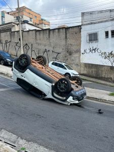 Jeep fica com as rodas para o alto