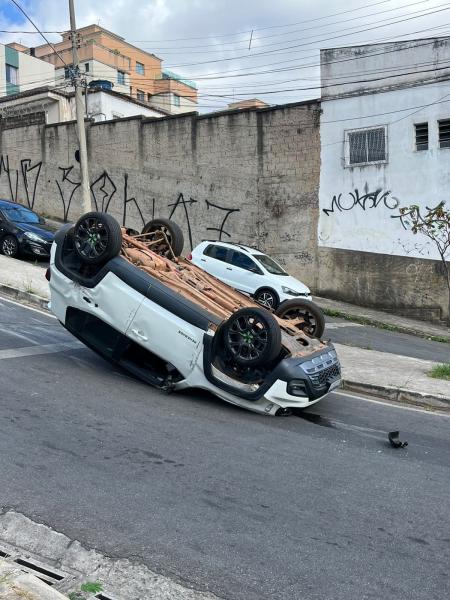 Jeep fica com as rodas para o alto