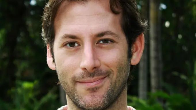 Cineasta indie Jeff Baena, marido da atriz Aubrey Plaza, morre aos 47 anos