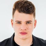 Cantor sertanejo morre em acidente ao ter carro atingido por ladrão em fuga