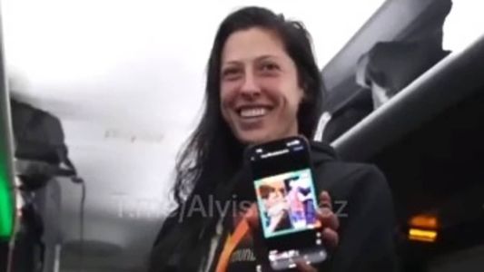 Jenni aparece rindo do beijo de Rubiales