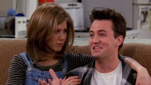 Jennifer Aniston como Rachel Green e Matthew Perry no papel de Chandler Bing em 'Friends'
