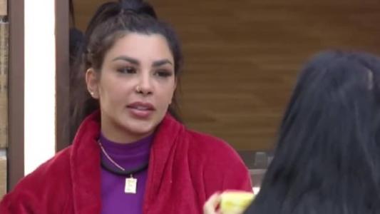 Jenny mira em amigos de Rachel no reality