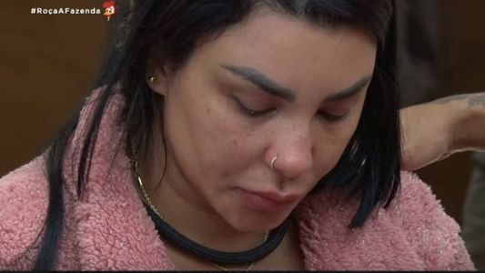 Jenny é consolada por peões após bater o sino