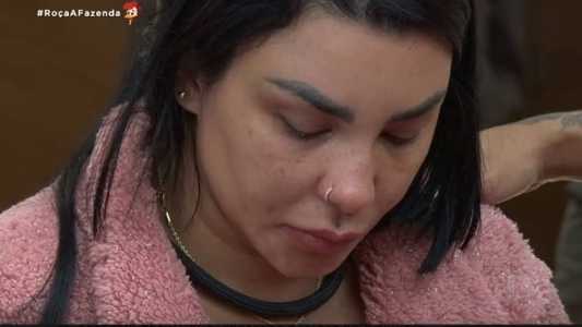 Jenny é consolada por peões após bater o sino