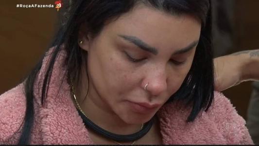 Jenny é consolada por peões após bater o sino