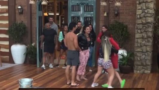 Jenny e Jaquelline brigam feio em A Fazenda 15