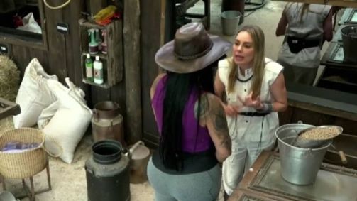 Jenny foi atrás de Rachel, que afastou a peoa com a mão e foi expulsa