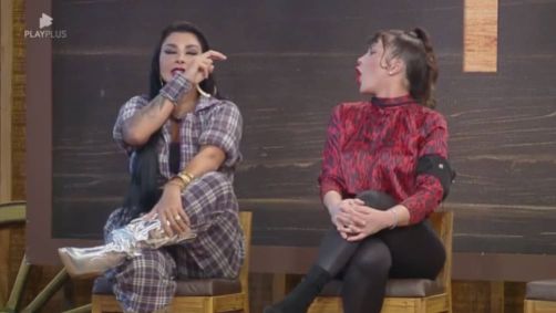 Jenny gesticula cobra com a mão ao se referir à Nadja