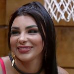 A Fazenda 15: Jenny Miranda toca o sino para desistir do programa 