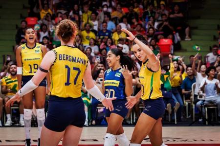 Seleção Brasileira em ação no Mundial Feminino de Vôlei