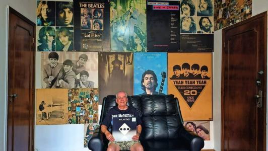 Jeová exibe a sala repleta de pôsteres e o disco McCartney III (2020)