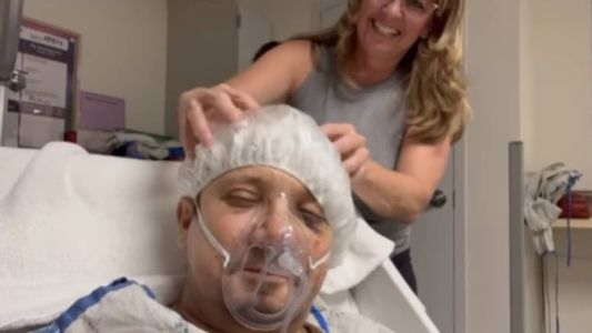 Jeremy recebe cuidados da mãe em um hospital