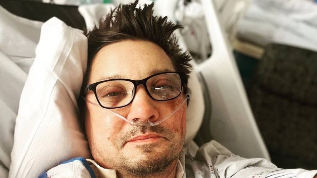 Jeremy Renner recebe alta hospitalar após semanas internado: 'muito animado'