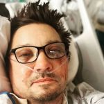 Jeremy Renner recebe alta hospitalar após semanas internado: 'muito animado'