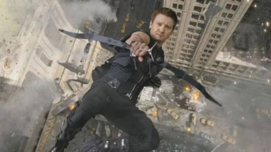 Jeremy Renner no papel de Gavião Arqueiro em Vingadores, da Marvel