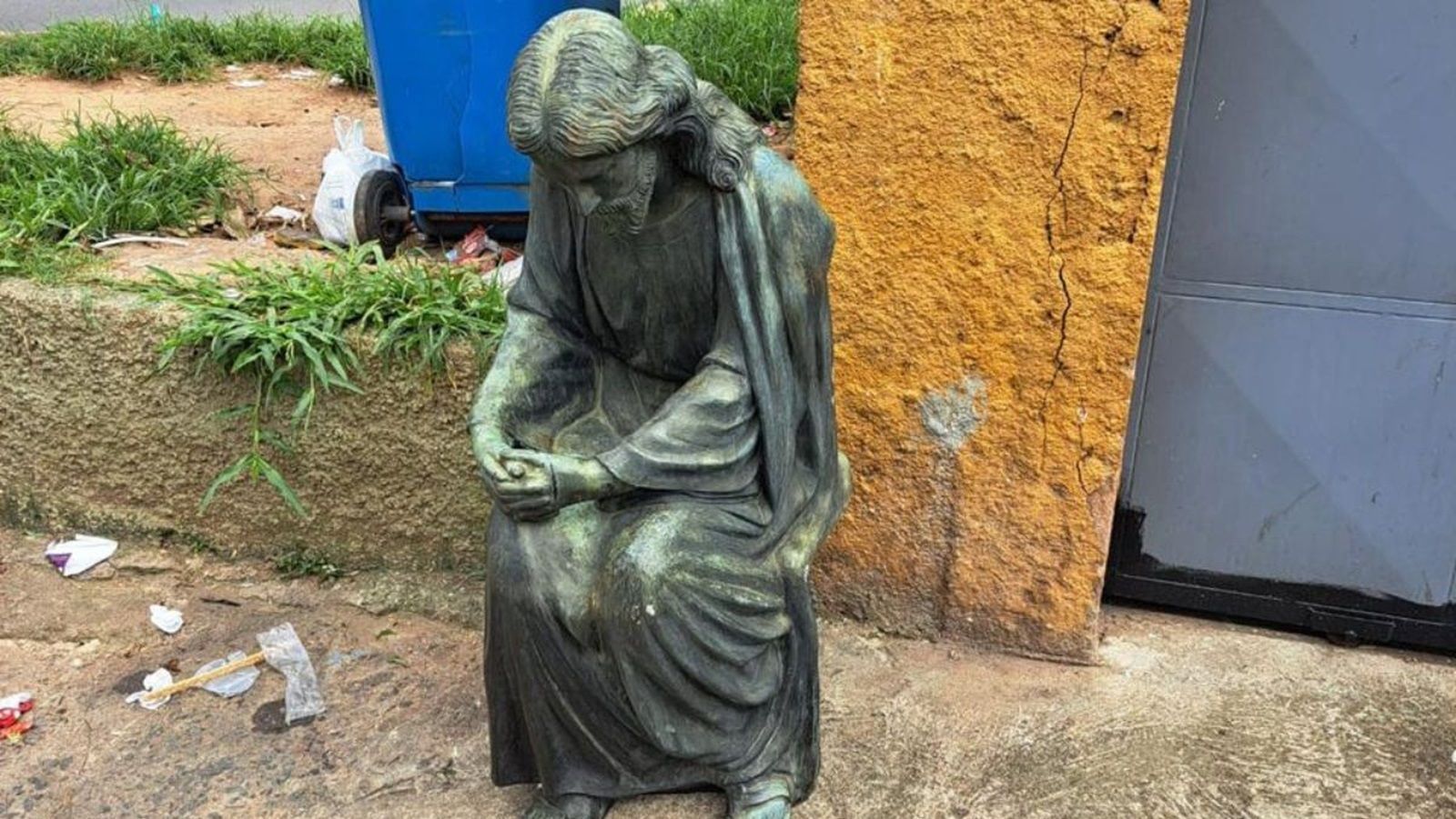 Estátua de Jesus Cristo é furtada de cemitério e abandonada em praça em MG