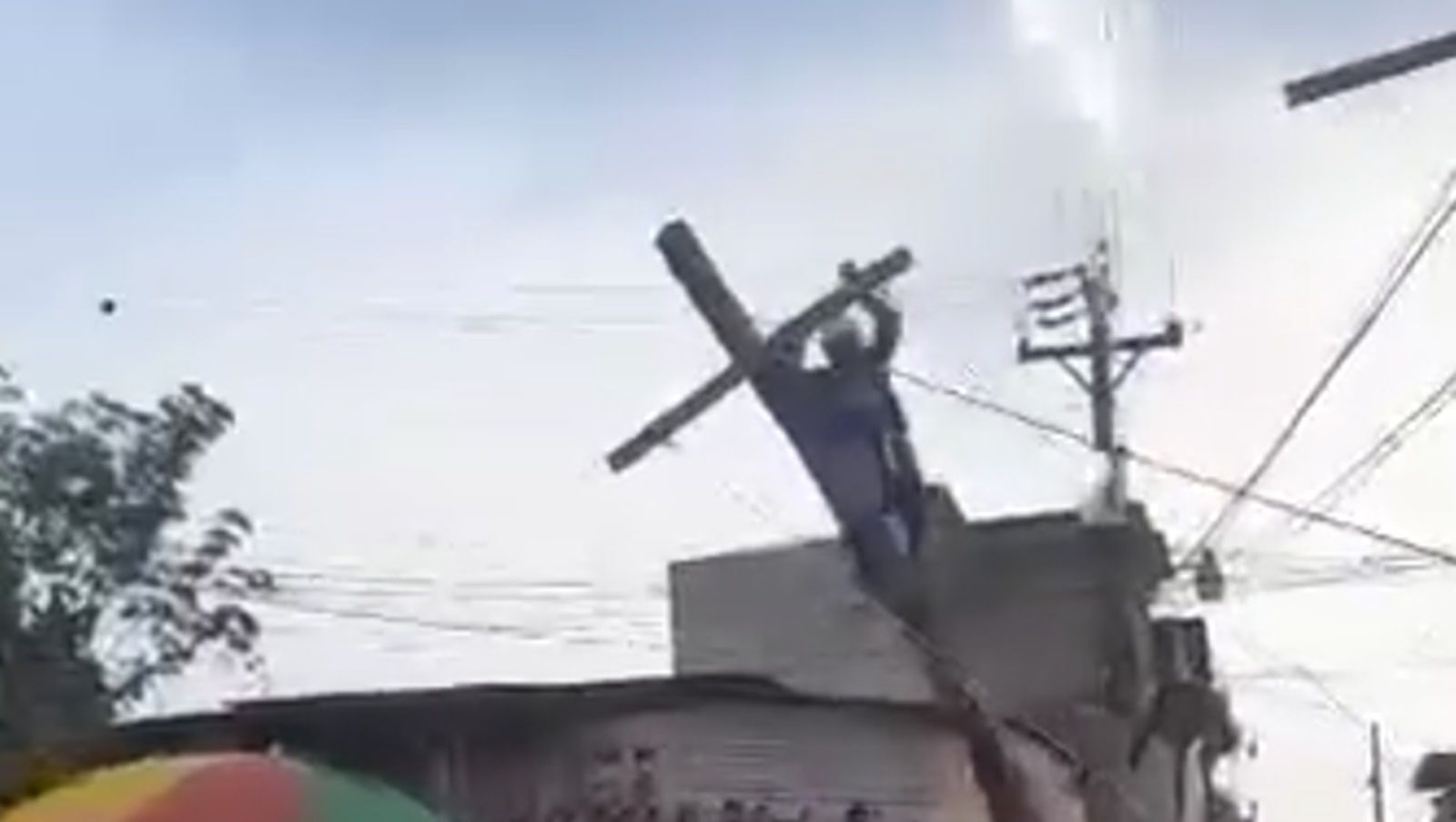 Vídeo: 'Jesus' quase é eletrocutado durante encenação da crucificação na Guatemala
