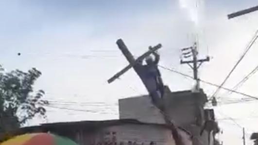 Foto mostra homem quase sendo eletrocutado durante encenação da Via Sacra