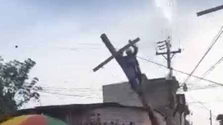 Foto mostra homem quase sendo eletrocutado durante encenação da Via Sacra
